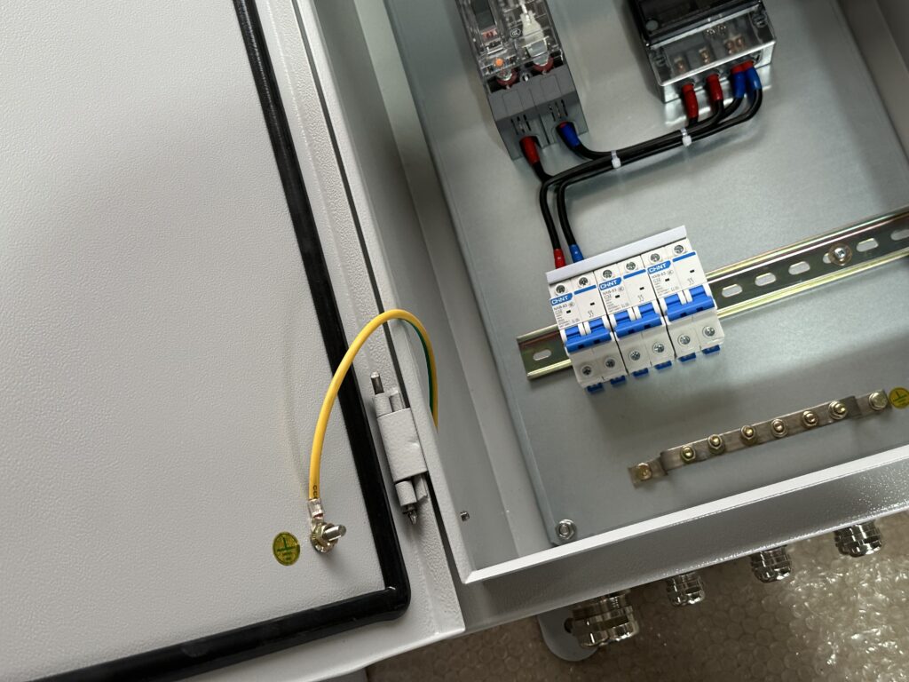 alt="din rail box"